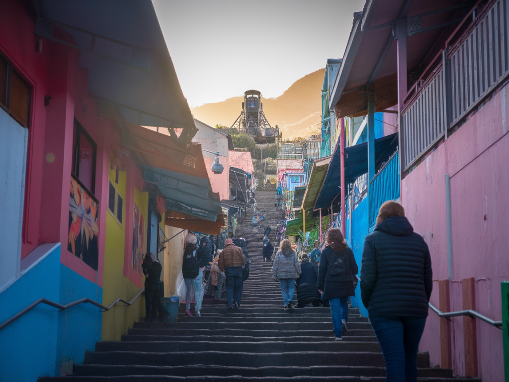 How to stitch a 90-minute dawn photo walk through valparaíso's cerro markets for candid port-side portraits